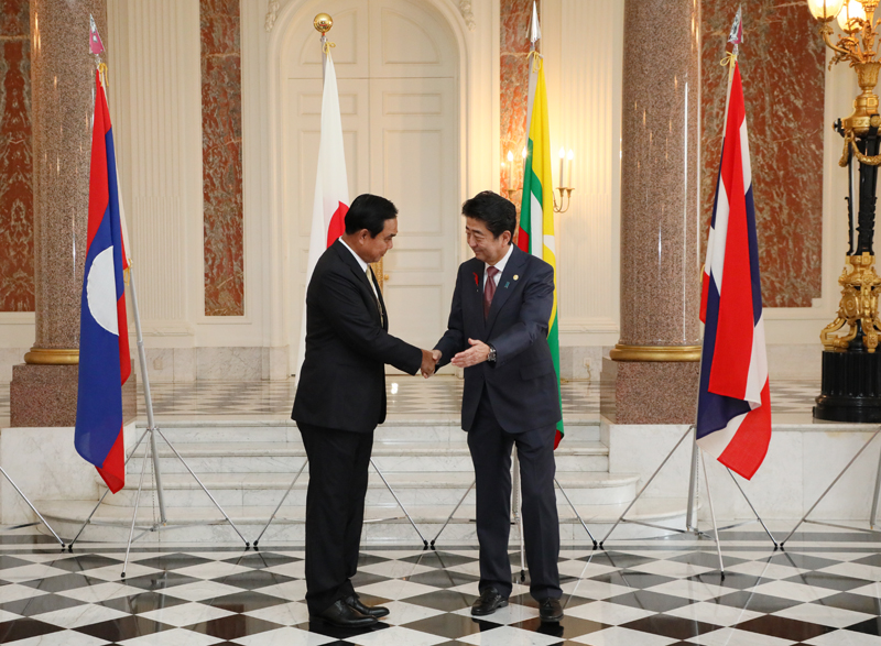 プラユット・タイ首相を出迎える安倍総理２